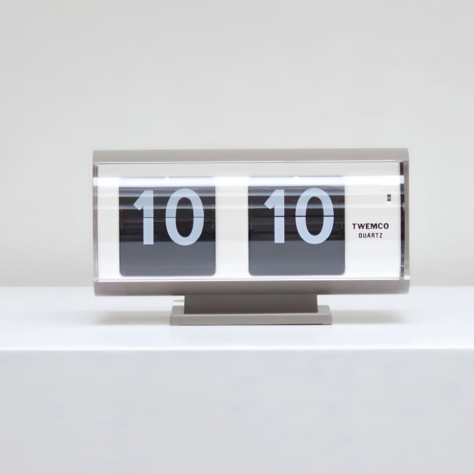 Jadco Marvin Cylindrical Digital Flip Card Desk Clock Grey 18cm QT30T-Grey 1