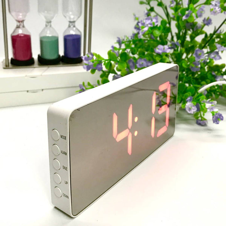Checkmate Hector Mirror Face LED USB Charging Alarm Clock Red 16cm VGW-3322-RED 2