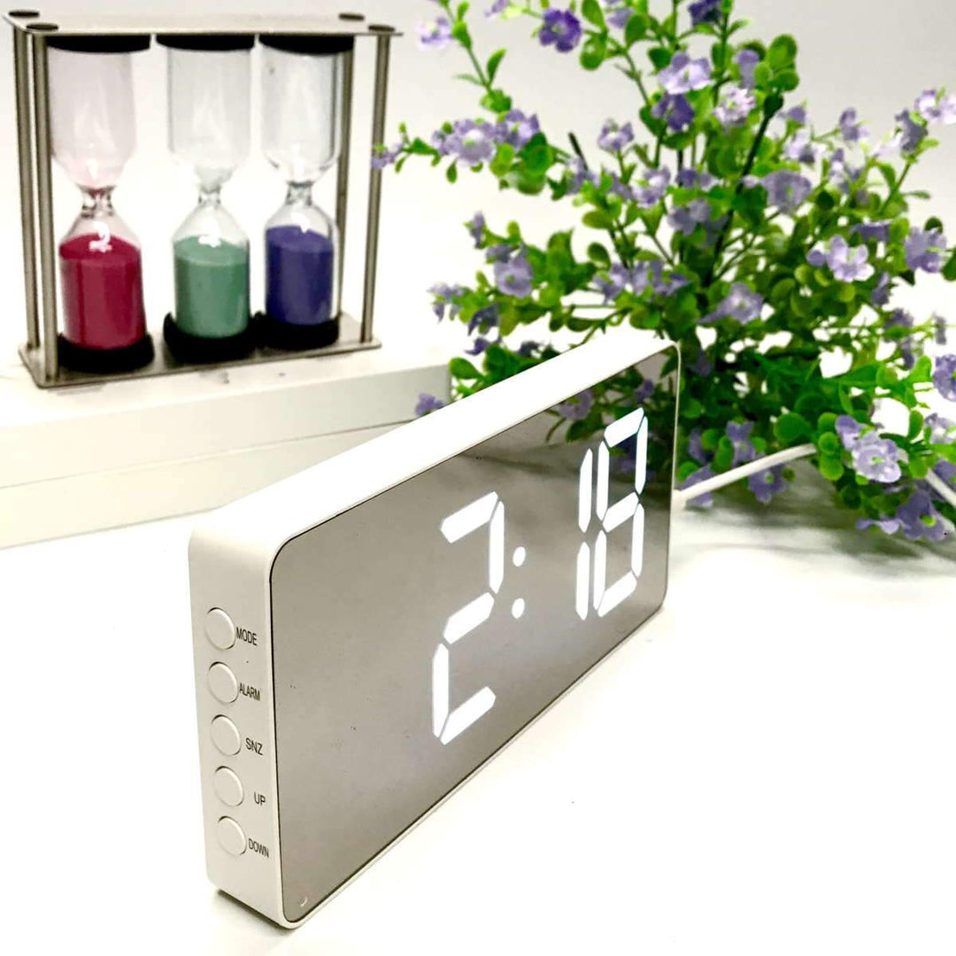 Checkmate Hector Mirror Face LED USB Charging Alarm Clock White 16cm VGW-3322-WHI 2